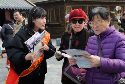 济南旅游局长率队上街倡导诚信经营 现场服务引市民点赞